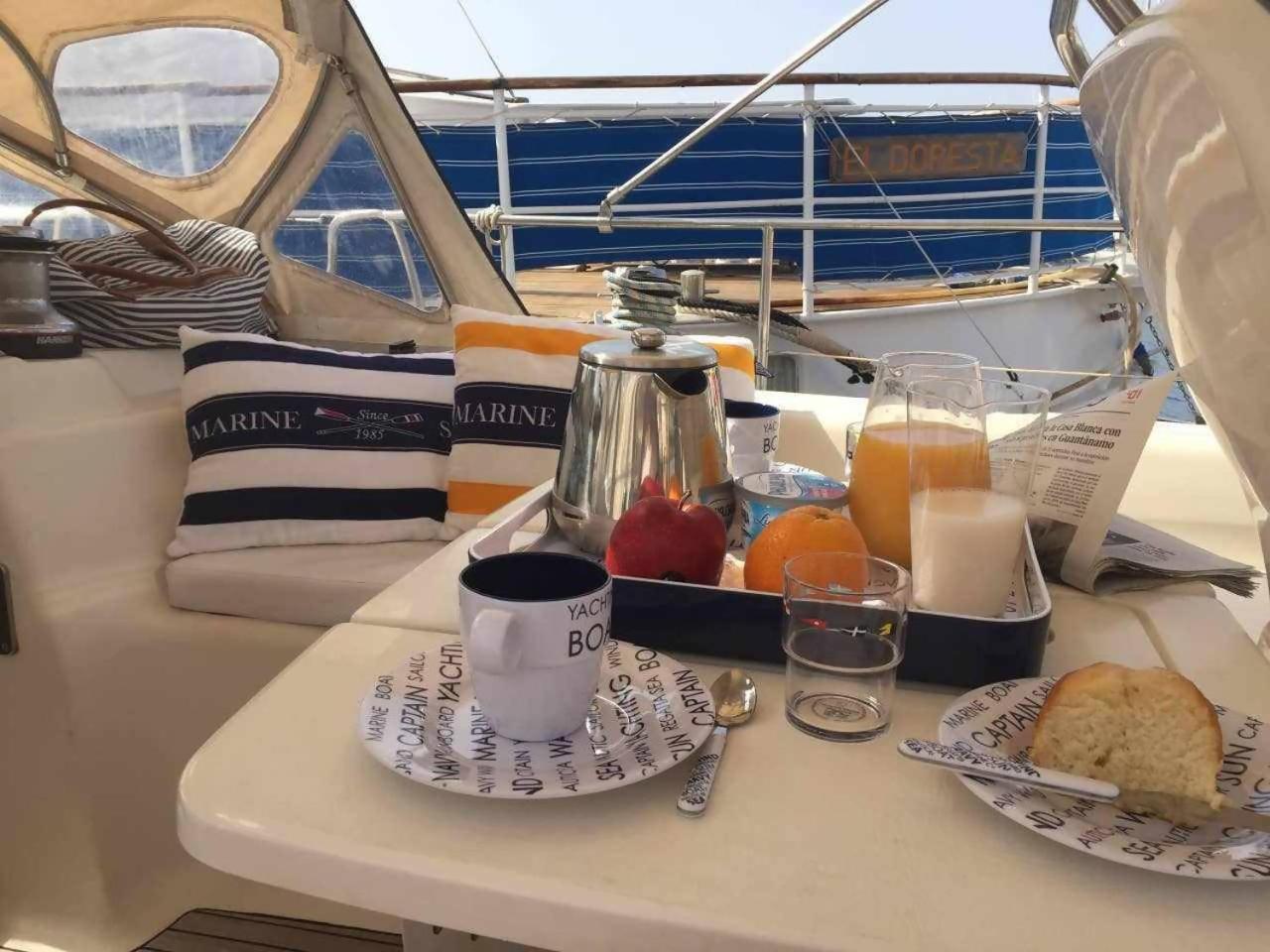 Precioso Yate En El Centro Del Botel Puerto De Mogan